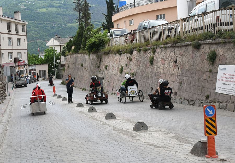 Hurdalarla Araç Yapıp Yarıştılar