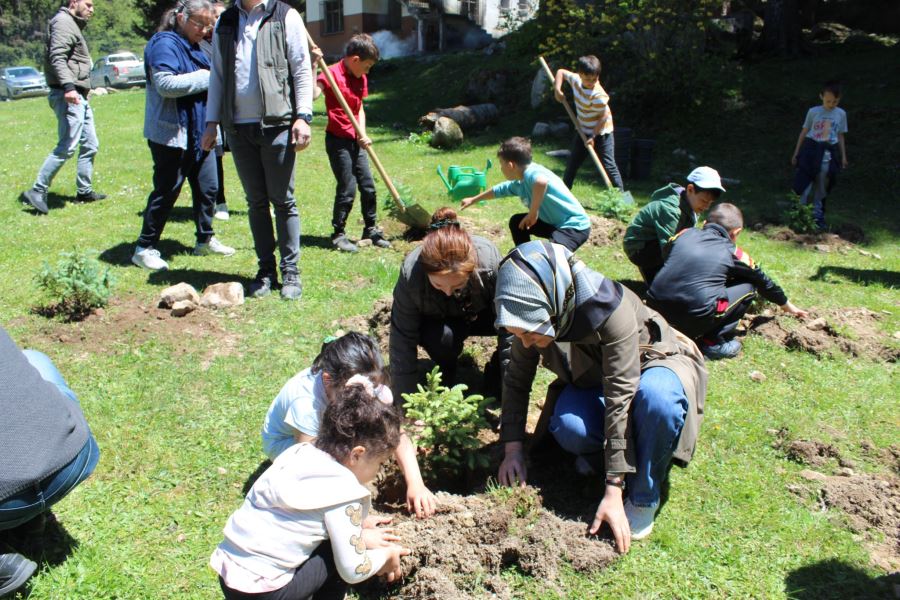 İLKÖĞRETİM OKUL ÖĞRENCİLERİ FİDAN DİKİMİNDE BULUNDU