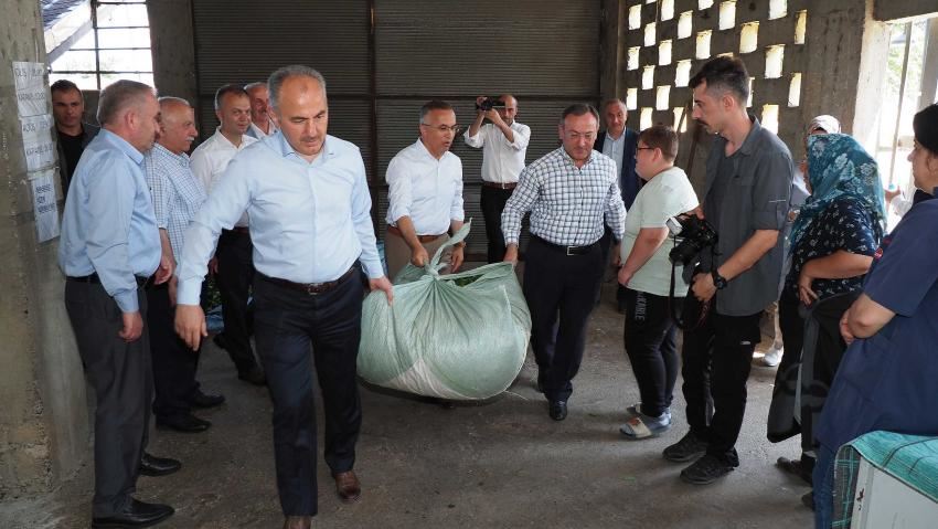 Vali ,Belediye Başkanı Ve Genel Müdür Çay Alımevinde Çay Sattı