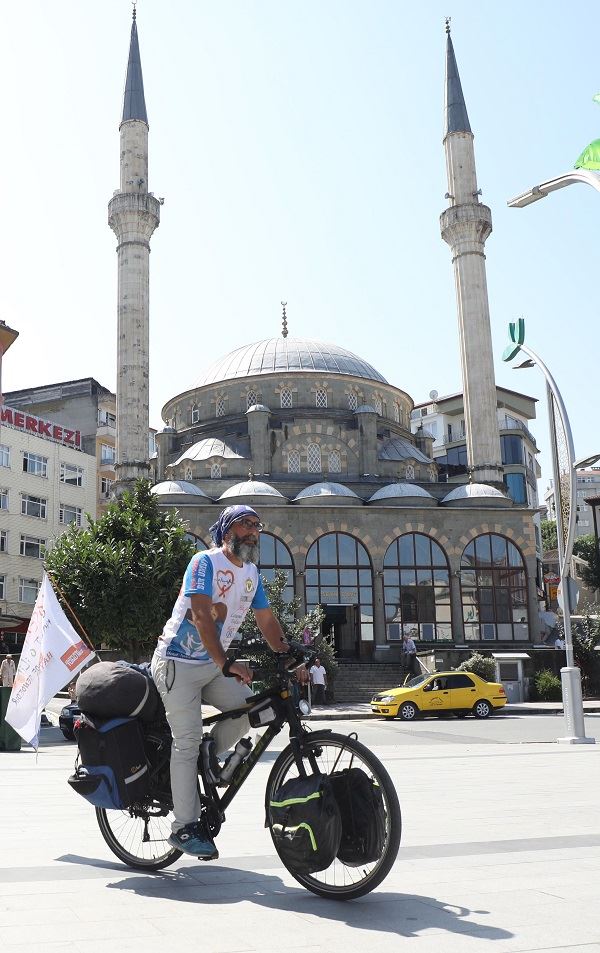 Organ ve kök hücre bekleyen çocuklar için pedal çeviriyor