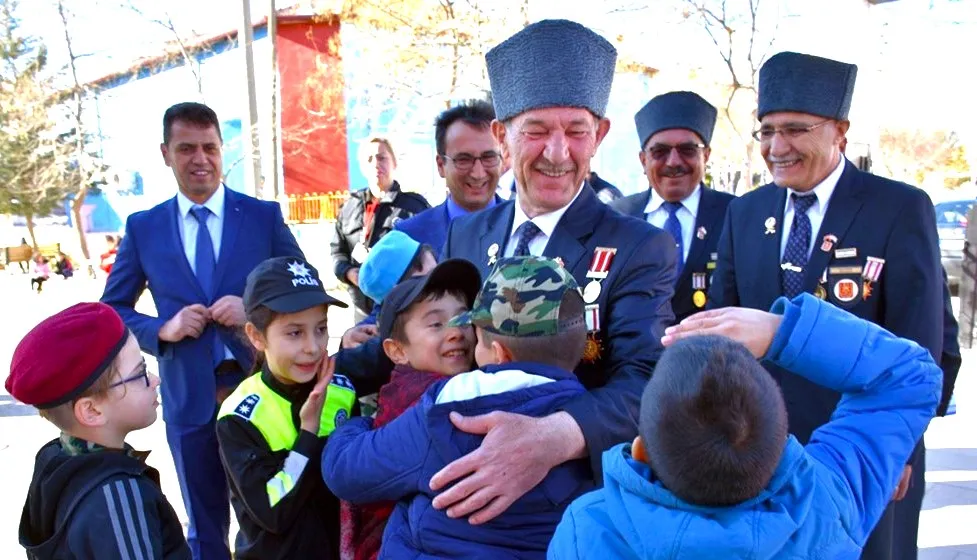 VATAN VE KAHRAMANLIK BULUŞMALARI PROJESİ ÖĞRENCİLERLE GAZİLERİ BRİ ARAYA GETİRDİ