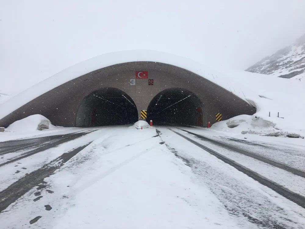 RİZE-ERZURUM KARAYOLU OVİT DAĞINDAN KAPANDI