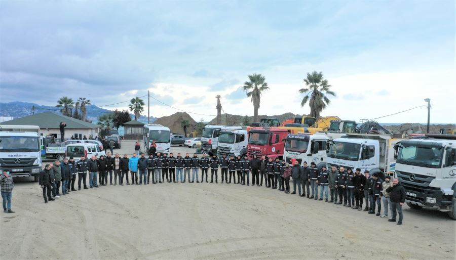 RİZE BELEDİYESİ EKİPLERİ DEPREM BÖLGESİNE ULAŞTI