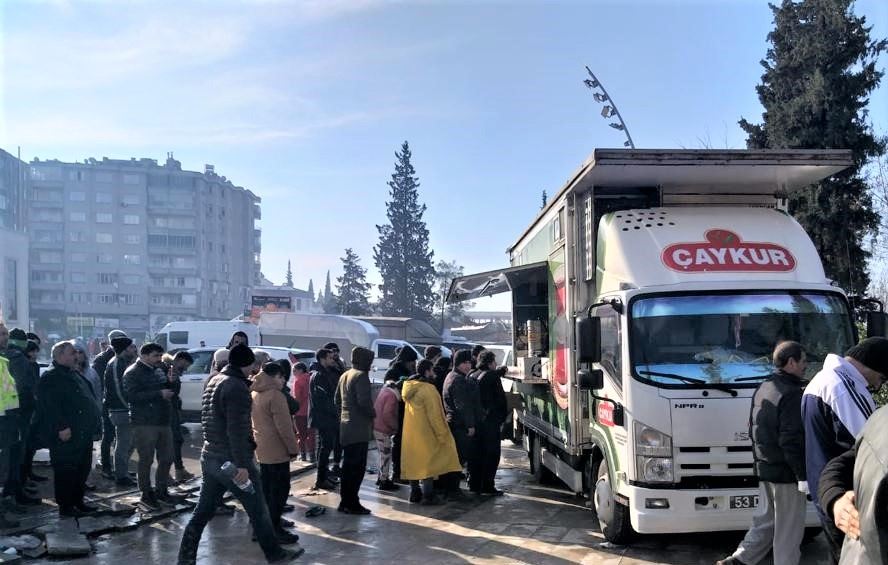 ÇAYKUR İKRAM TIR VE STANTLARI DEPREM ACISININ YAŞANDIĞI 10. İLİN HİZMETİNDE