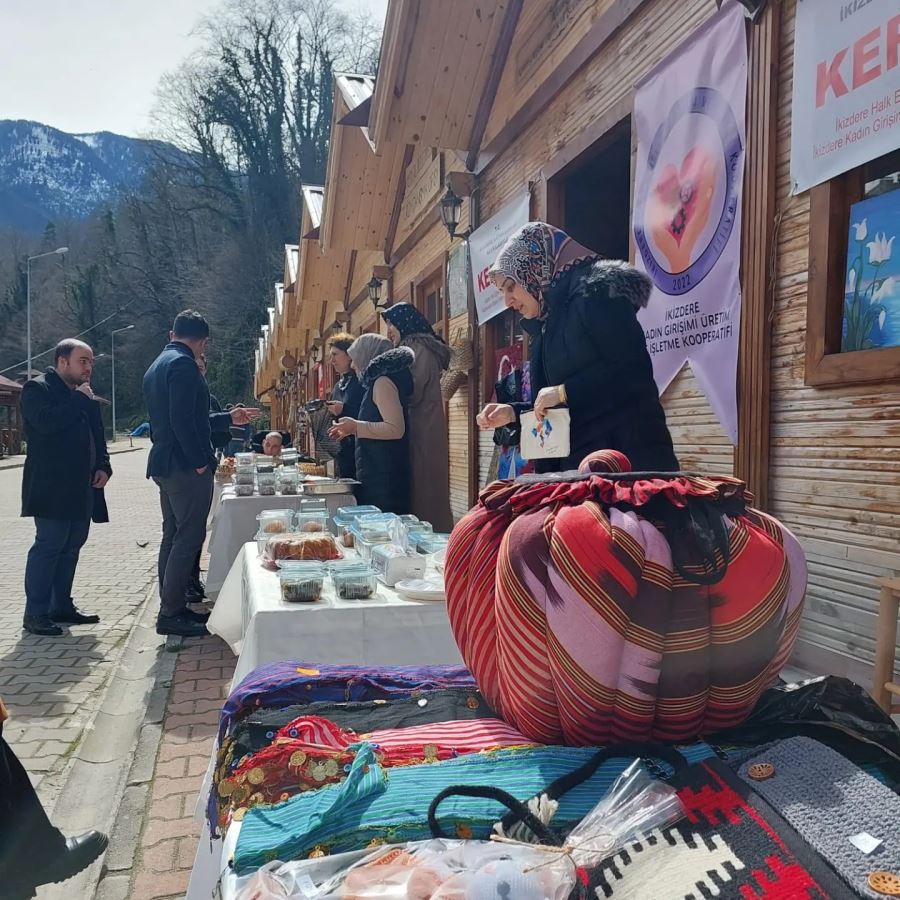 İKİZDERE’DE DEPREMZEDELERE DESTEK İÇİN KERMES