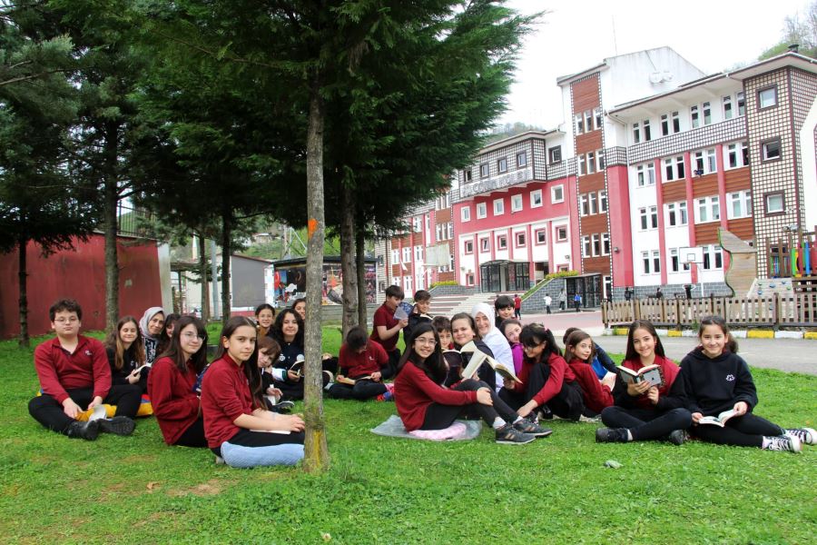 ÖĞRENCİLERDEN “MİNDERİ KAP GEL KİTAP OKUYORUZ” KAMPANYASI