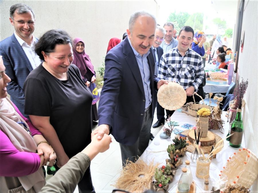 BAŞKAN METİN, ÖZEL GEREKSİNİMLİ BİREYLERİMİZİN SERGİSİNE KATILDI