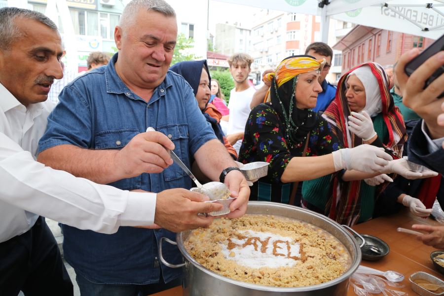 İLÇEMİZDE HALKA AŞURE İKRAM EDİLDİ