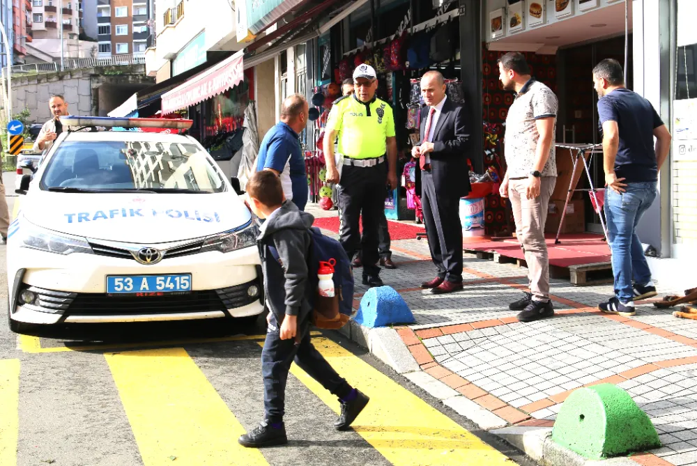 RİZE EMNİYET MÜDÜRÜ OKUL ÇEVRESİ ÇALIŞMALARI İNCELEDİ VE ÇEVREDEKİ ESNAFLARLA GÖRÜŞTÜ