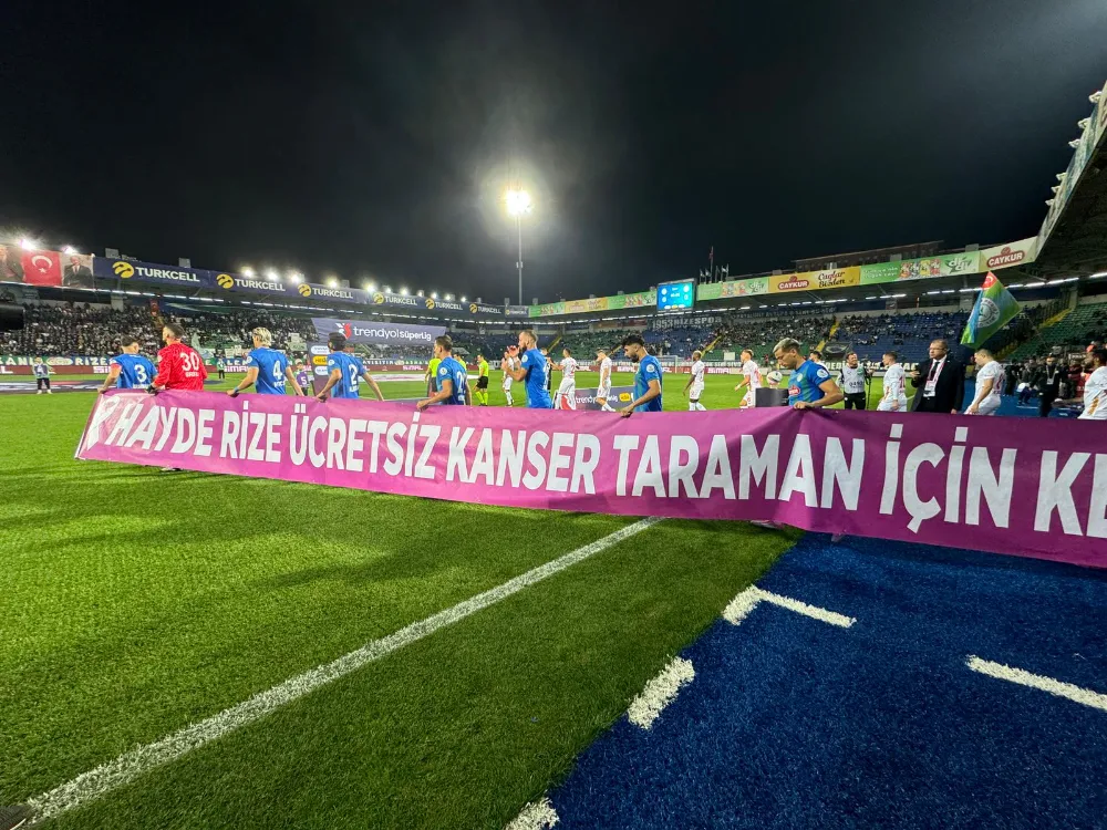 Rizesporlu futbolcular “Hayde Rize, Ücretsiz Kanser Taraman İçin Ketem’e Gel!” pankartıyla sahaya çıktı