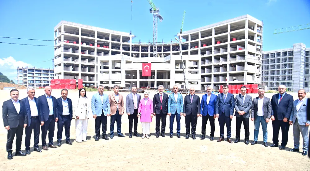 BAKAN URALOĞLU, TRABZON’DA; HAVALİMANI, GÜNEY ÇEVRE YOLU, KENTİÇİ RAYLI SİSTEM PROJESİ VE ŞEHİR HASTANESİYLE İLGİLİ KONUŞTU