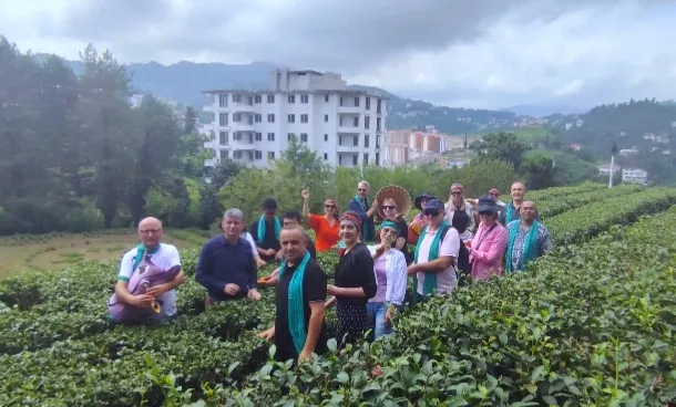 BAŞKONSOLOSLAR ÇAY TOPLADI VE ÇAYKUR ZİRAAT ÇAY BAHÇESİNİ ÇOK BEĞENDİLER