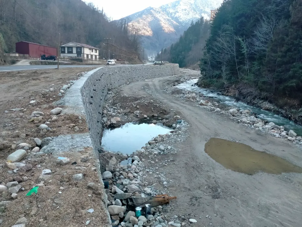 DERE ISLAHI İÇİN DUVAR YAPILDI, YABAN HAYVANLARIN SU YOLU UNUTULDU 