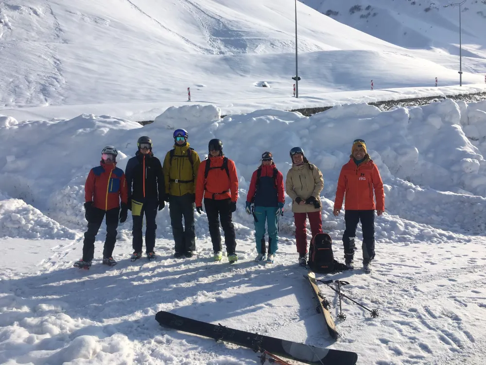 Avrupalı kayakçılar Rize dağlarında kayak yapıyor