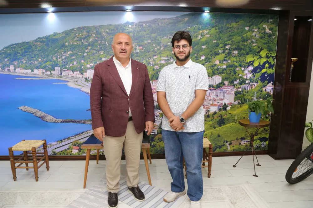 İlçemizde YKS’de Dereceye Giren Öğrenciler Başkanlık Makamında Ağırlandı