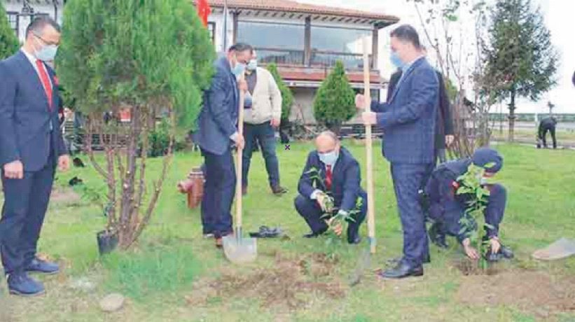 İlçemizde fidanlar gençler için dikildi