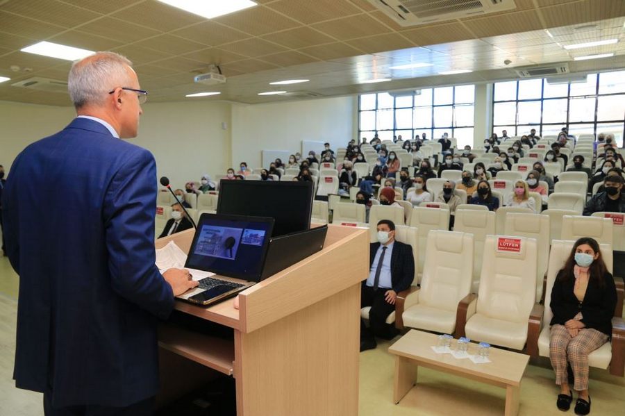 Rektör Karaman Hukuk ve İlahiyat Fakültesi Öğrencileriyle Buluştu