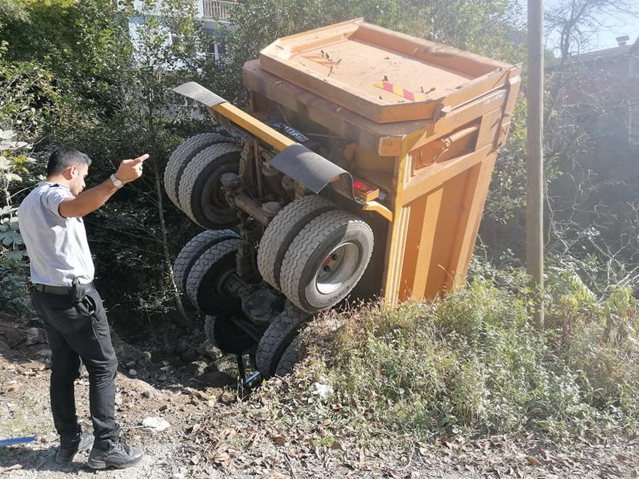 TAŞOCAĞI KAMYONU BAŞAŞAĞI DEREYE UÇTU