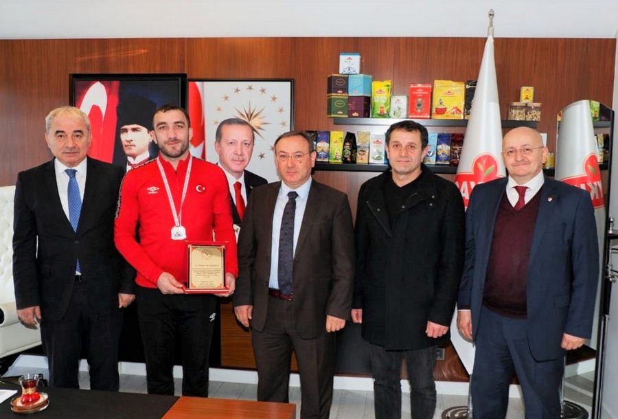 ÇAYKURSPOR KULÜBÜ BAŞKANI ALİM, GÜREŞ ŞAMPİYONU SPORCUSUNU TEBRİK ETTİ