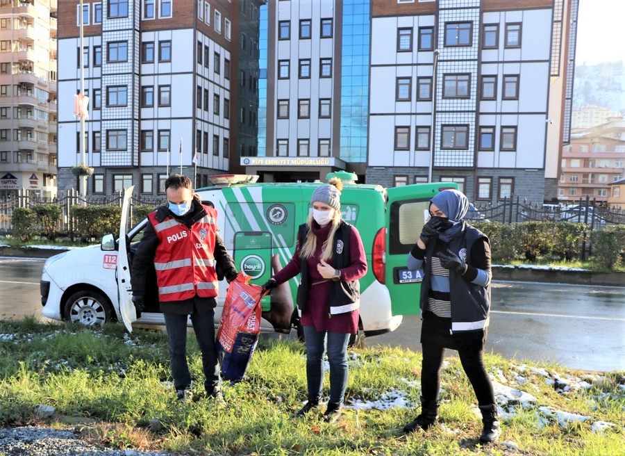 RİZE İL EMNİYET MÜDÜRLÜĞÜNDEN SOKAK HAYVANLARINA DESTEK